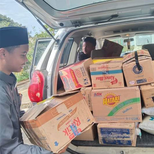 Pondok Pesantren Tahfizh Mutiara Darul Qur'an Memberikan Bantuan Korban Gempa Cianjur